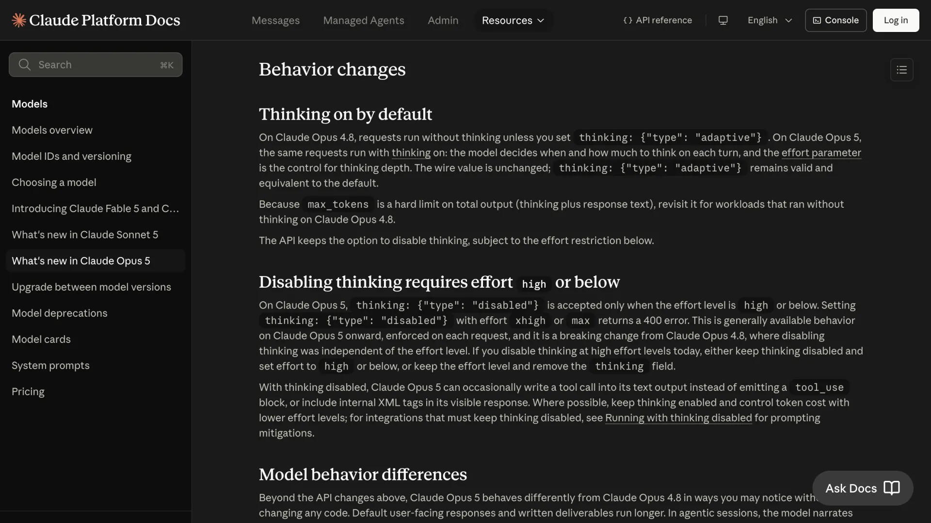 Screenshot der offiziellen Claude-Platform-Docs-Seite What's new in Claude Opus 5 mit dem Abschnitt Behavior changes und den Überschriften Thinking on by default sowie Disabling thinking requires effort high or below
